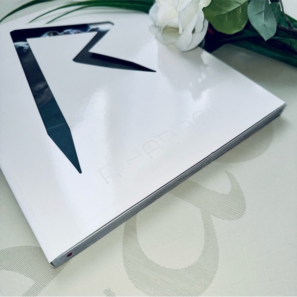 RIHANNA Tour Photo Book - Picture 2 of 6